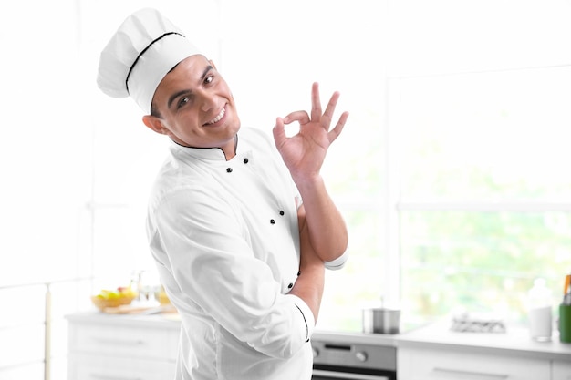 Uśmiechnięty kucharz